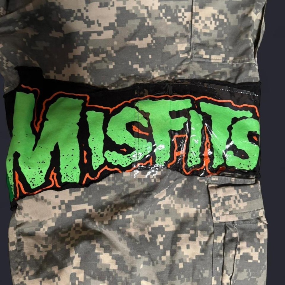 Misfits camo cargo pants with skull and crossbones design MEN SIZE L - Picture 4 of 6